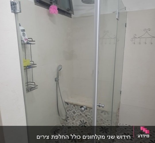 מקלחון זכוכית עם ראש מקלחת ומדף מוצרים